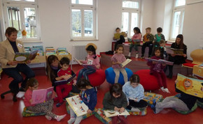 Kindergartenkinder schnuppern Büchereiluft